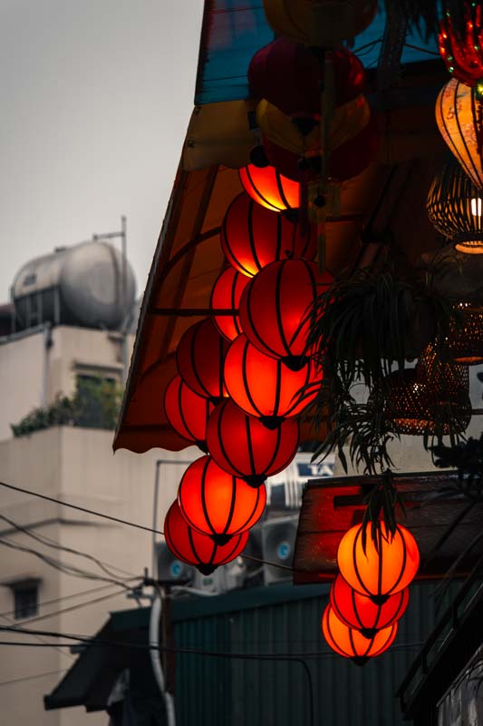 Laternen-an-der-Train-Street-in-Hanoi