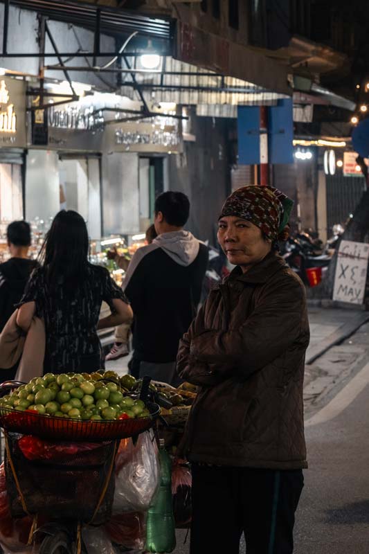 Verkäuferin-auf-dem-Nachtmarkt