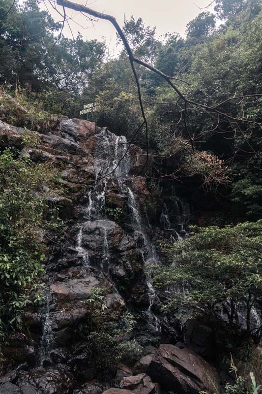 Wasserfall-im-botanischen-Garten-von-Phong-Nha