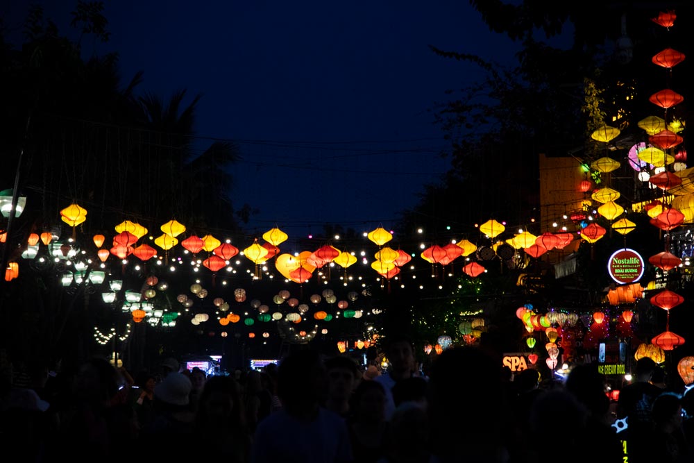 Der-ganze-Nachtmarkt-ist-toll-beleuchtet