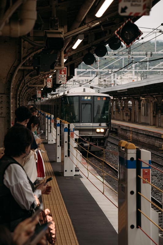 Der-lokale-Zug-kommt-in-Kyoto-an