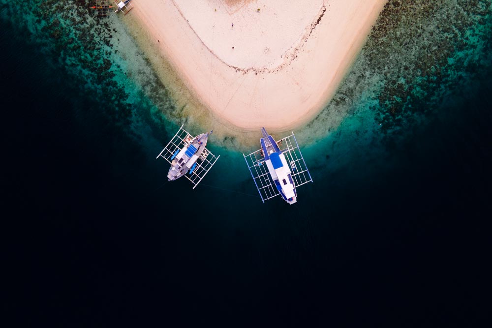 Die-Boote-legen-an-dem-traumhaften-Strand-an