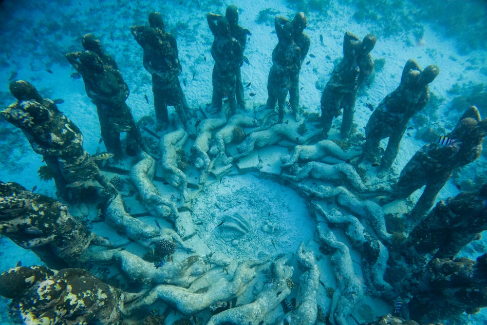 Die-Statuen-bei-Gili-liegen-nicht-sehr-tief