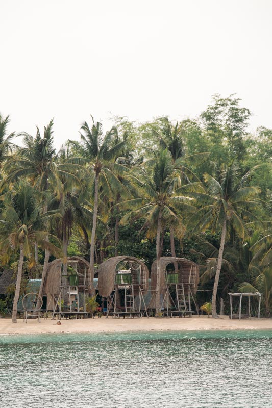 Die-Strandhütten-unseres-Basecamps