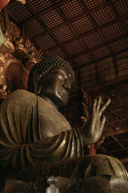 Riesige-Bronze-Buddha-Statue-in-Nara