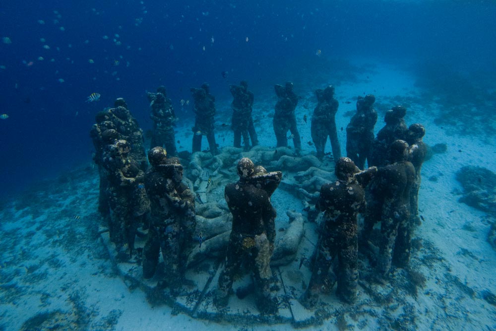 Statuen-bei-Gili-Meno