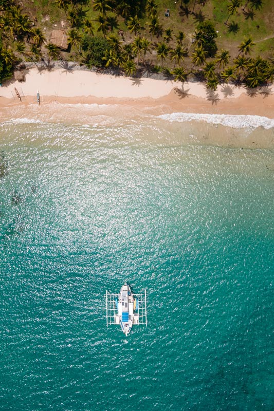 Unser-Boot-legt-an-Nacpan-Beach-an