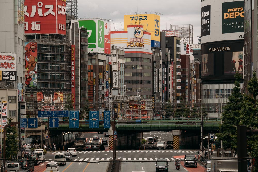 Bekannte-Kreuzung-in-Shinjuku-Tokio