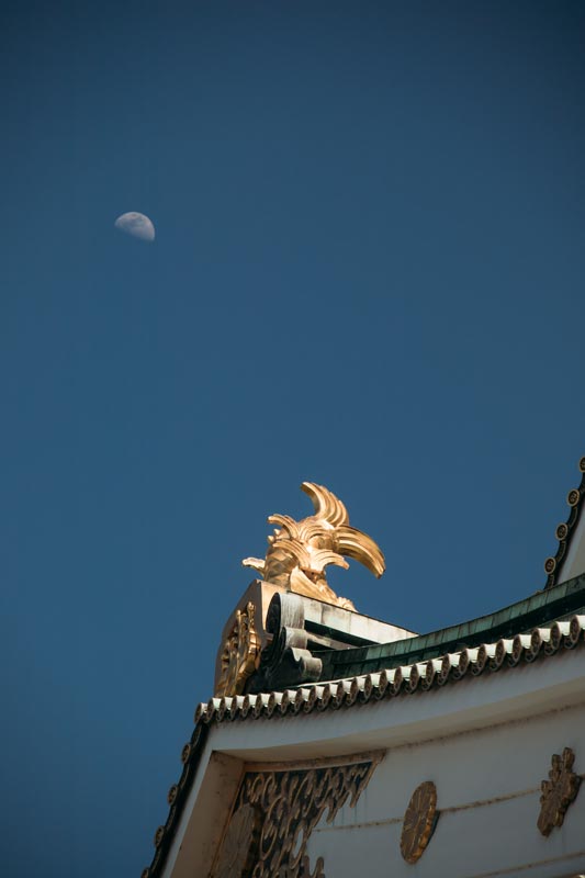 Der-Mond-steht-über-dem-Osaka-Castle