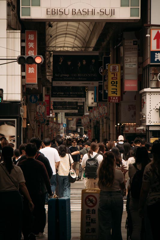 Die-Ebisu-Bashi-Shopping-Street-bei-Namba-in-Osaka