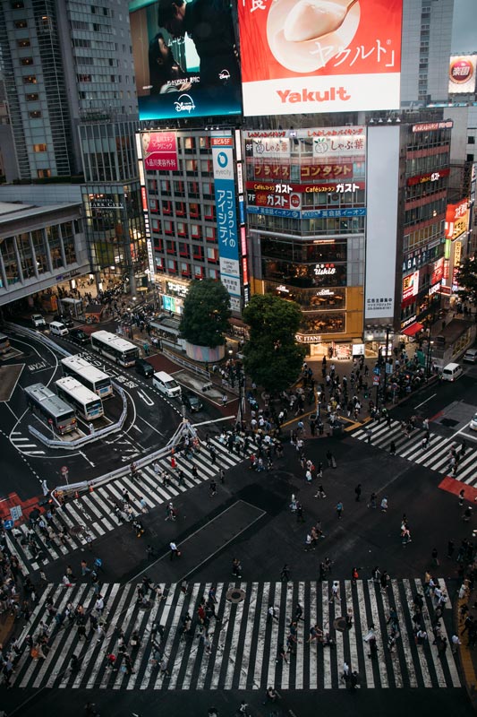 Die-Shibuya-Kreuzung-in-Tokio