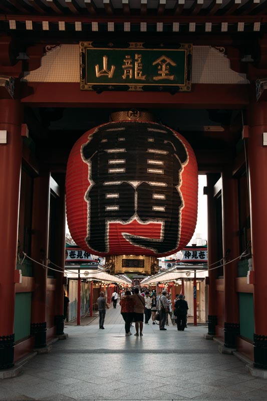 Die-riesige-Parpierlaterne-vor-dem-Sensō-ji