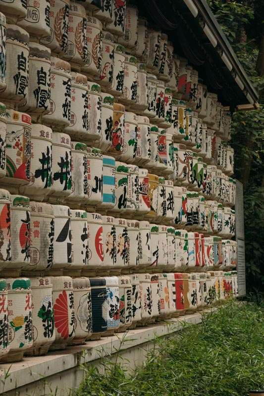 Gespendete-Sakefäasser-am-Meiji-Schrein-in-Tokio