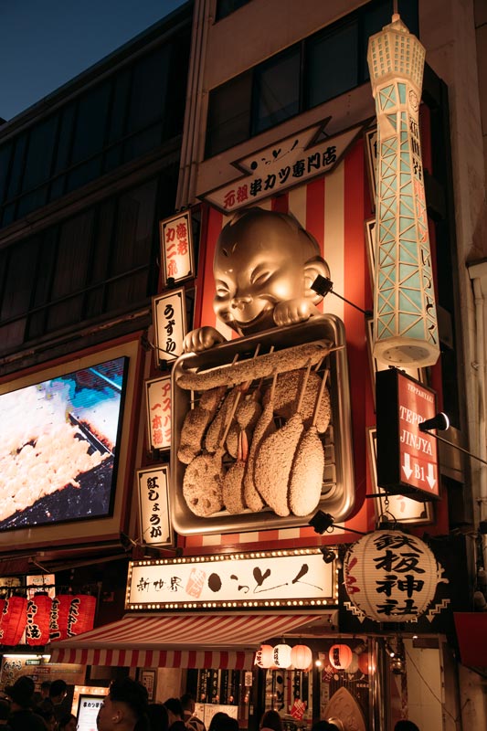 Goldenes-Baby-bei-Dotonbori-in-Osaka