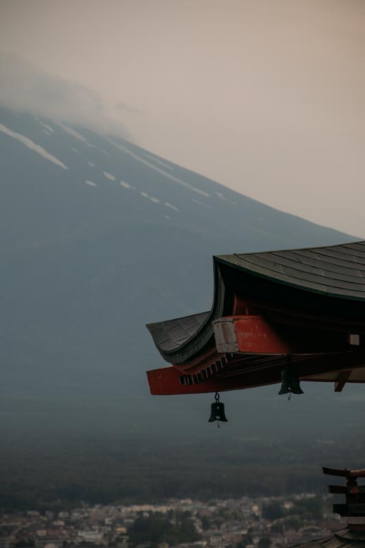 Hinter-dem-Pagoda-ragt-der-Mount-Fuji-hinauf