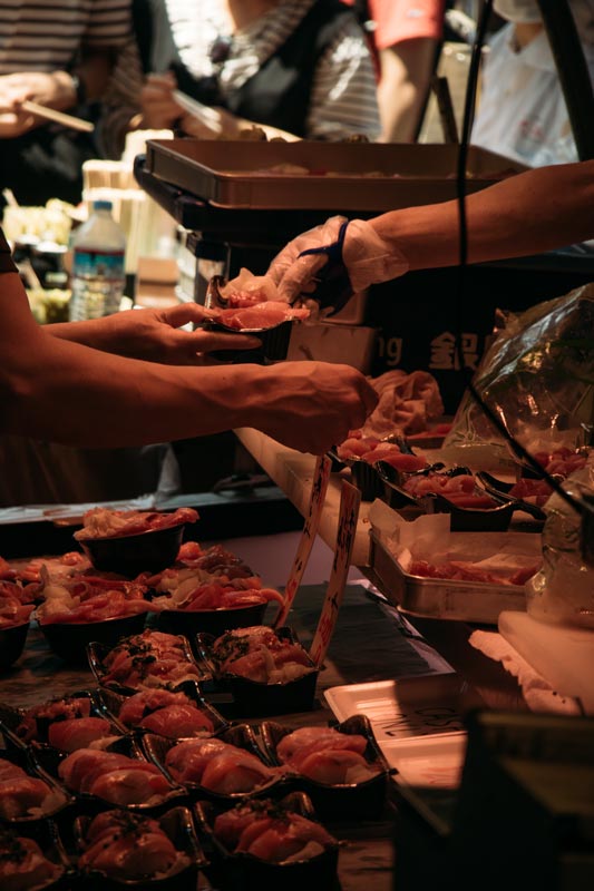 Im-Tsukiji-Outer-Market-wird-frischer-Fisch-verkauft