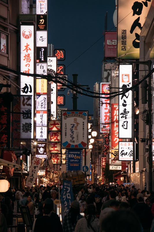 Nachts-sind-die-Straßen-in-Dotonbori-voll