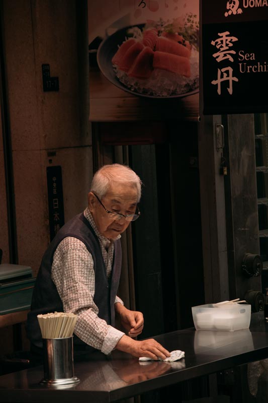 Restaurantbesitzer-im-Kuromon-Markt