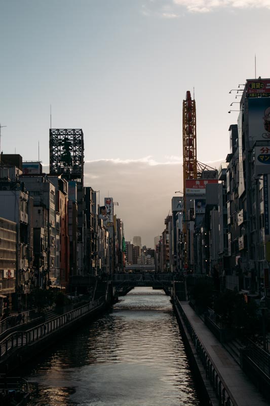 Sonnenuntergang-am-Fluss-in-Dotonbori