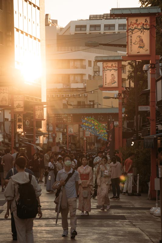 Sonnenuntergang-am-Sensō-ji-in-Tokio