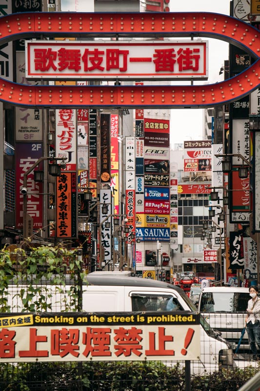 Unzählige-Werbetafeln-in-Shinjuku