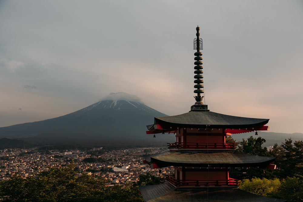 Wunderschöner-Blick-auf-Mount-Fuji-vom-Chureito-Pagoda