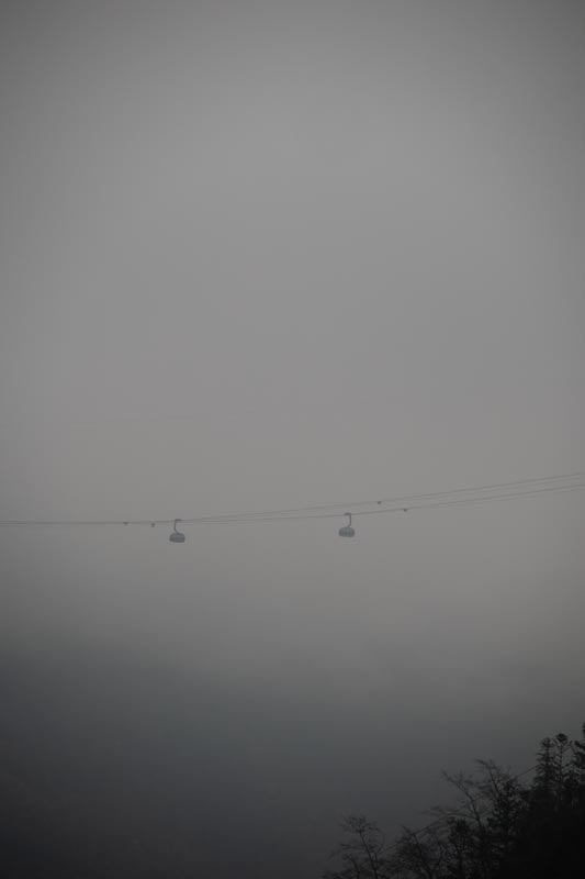 Die-Seilbahn-geht-durch-den-Nebel-auf-den-Fansipan