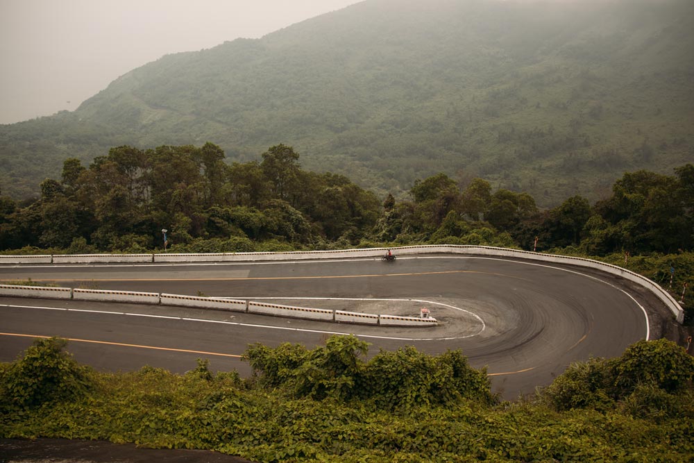 Die-Serpentinen-den-Pass-hinauf