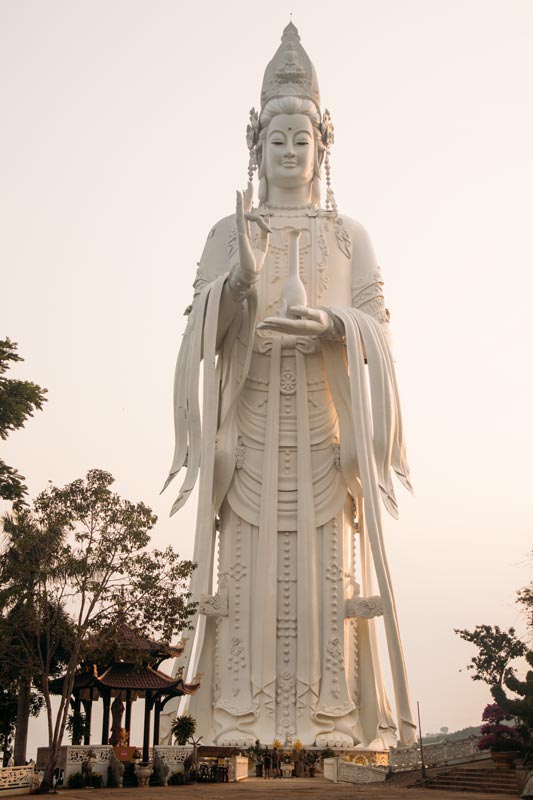 Die-Statue-der-Göttin-des-Mitgefühls