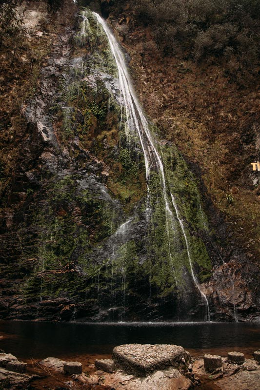 Die-herzförmige-Steinplatte-vor-dem-Love-Waterfall
