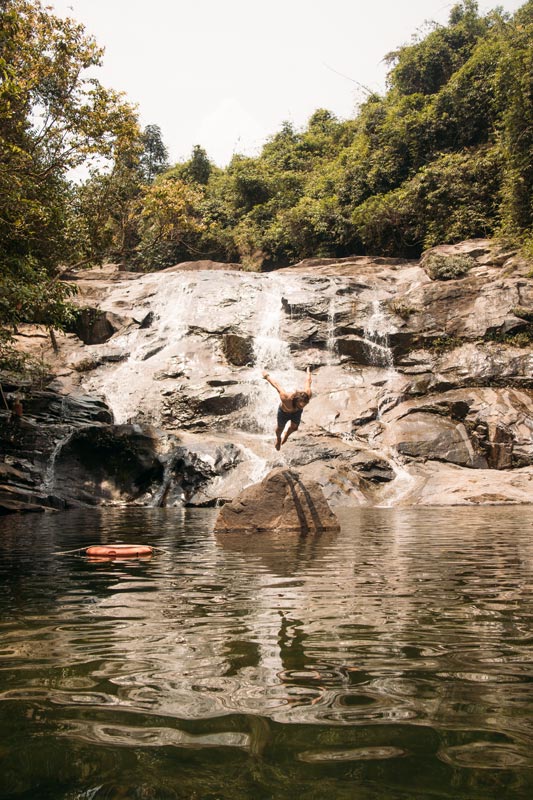 Ich-springe-in-den-Wasserfall-auf-dem-Hai-Van-Pass