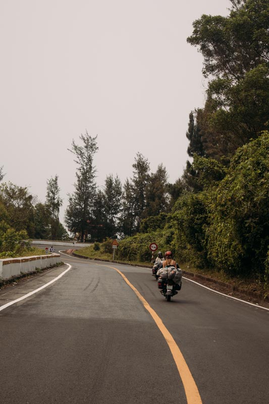 Mit-den-Motorrädern-geht-es-den-Pass-hinauf