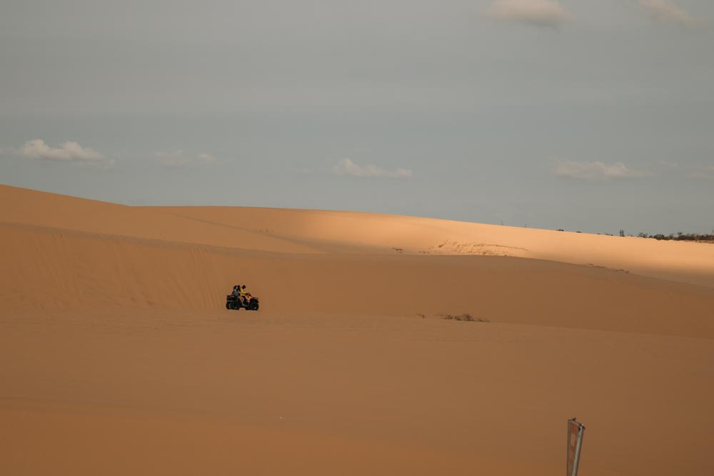 Quads-jagen-über-die-Sanddünen-in-Mui-Ne