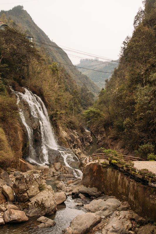 Schöner-Wasserfall-im-Cat-Cat-Village