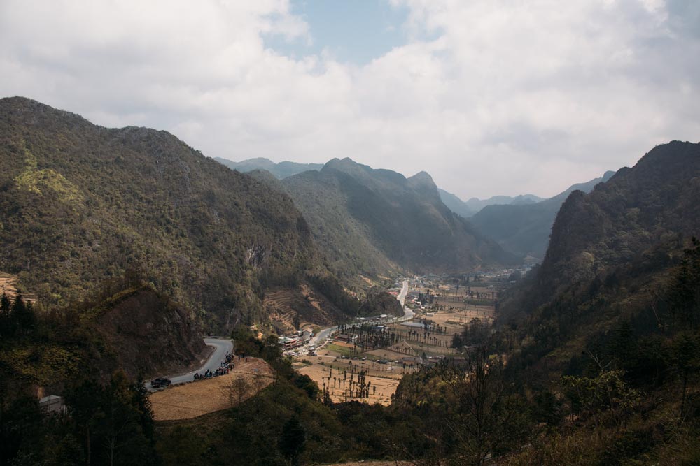 Straße-durch-ein-Dorf-auf-dem-Ha-Giang-Loop