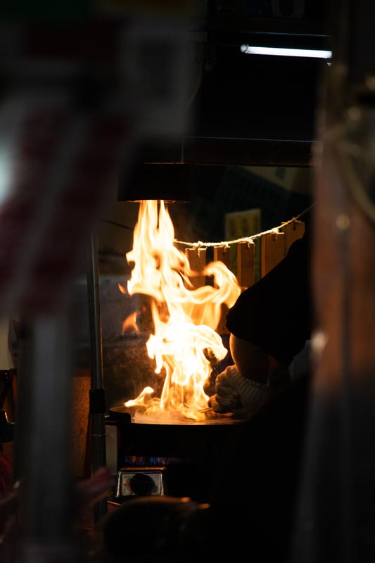 Auf-den-Nachtmärkten-wird-mit-Feuer-gekocht