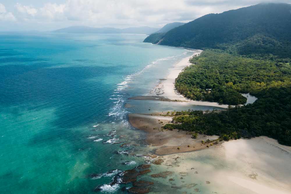 Regenwald-trifft-auf-Ozean-am-Cape-Tribulation