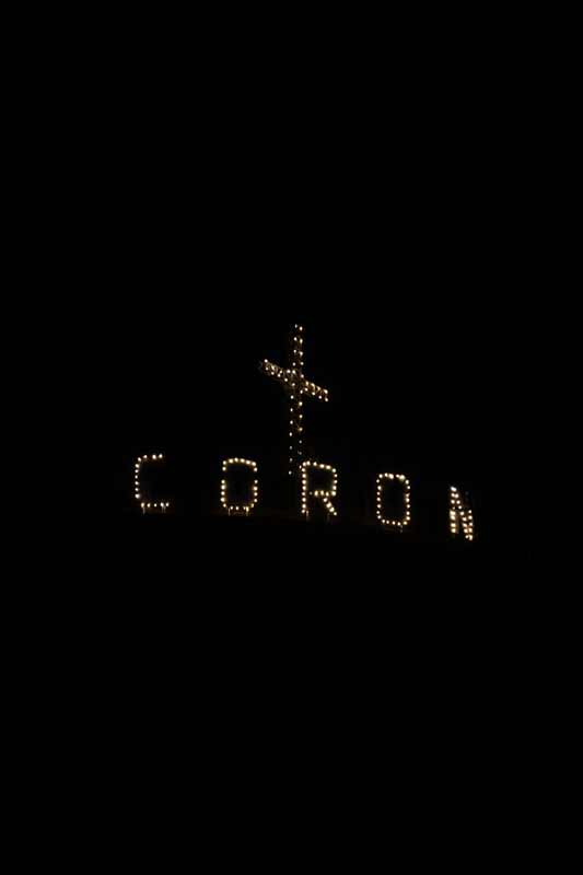 Bei-Nacht-sind-die-Coron-Buchstaben-beleuchtet