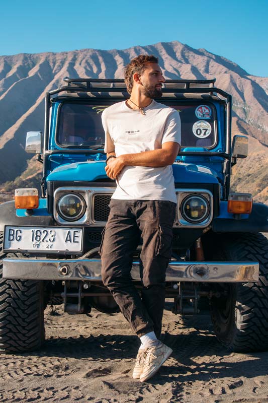 Bilder-mit-dem-Jeep-in-der-Aschewüste
