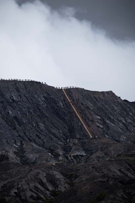 Die-Treppen-zum-Krater