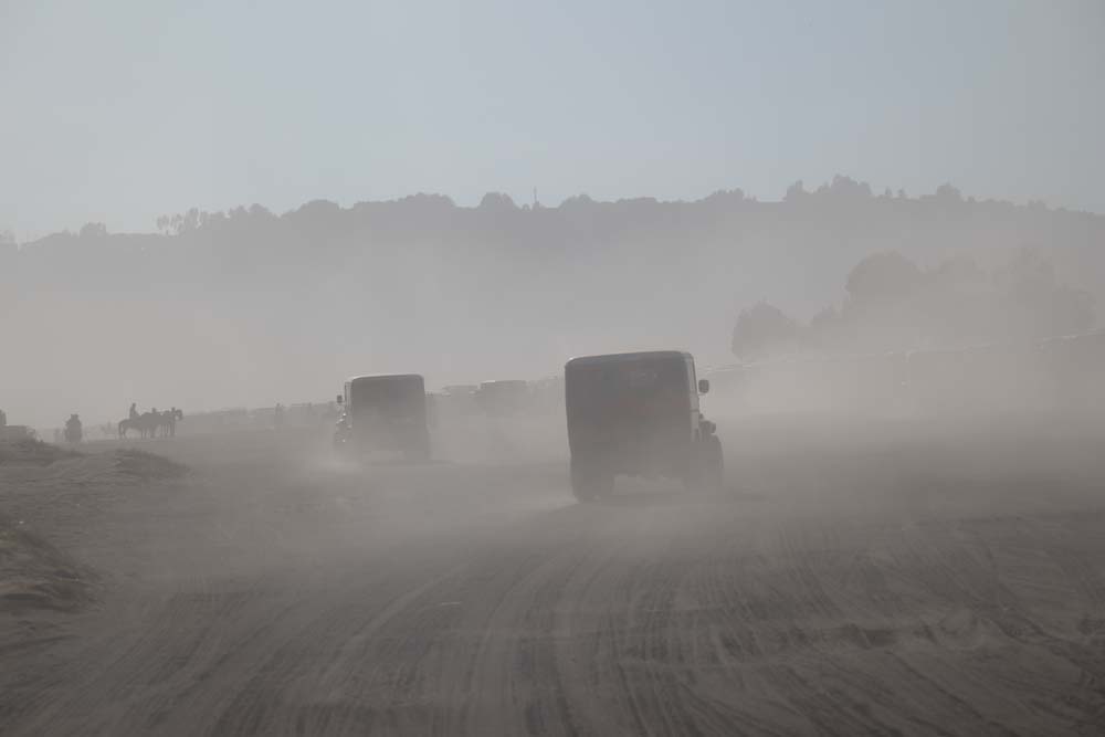 Durch-die-Asche-geht-es-mit-den-Jeeps-zum-Bromo