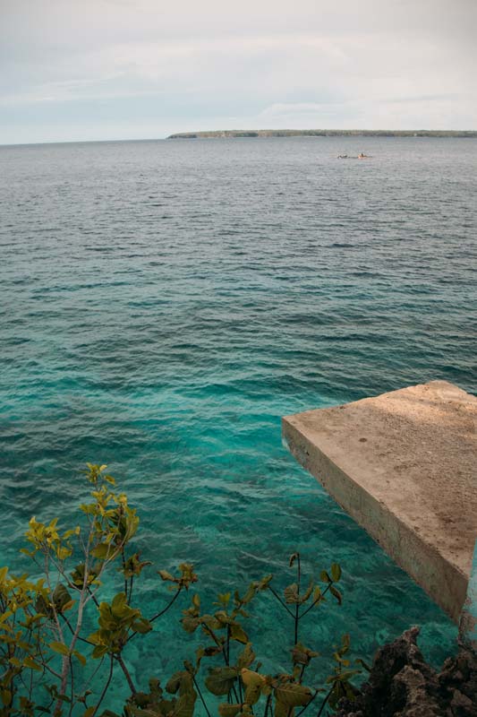Klippenspringen-in-glasklares-Wasser-auf-Siquijor