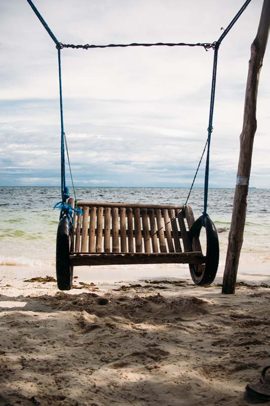 Schaukel-am-Strand-lädt-zum-Entspannen-ein
