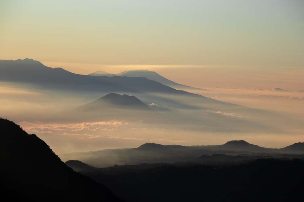 Sonnenaufgang-über-der-Vulkanladnschaft