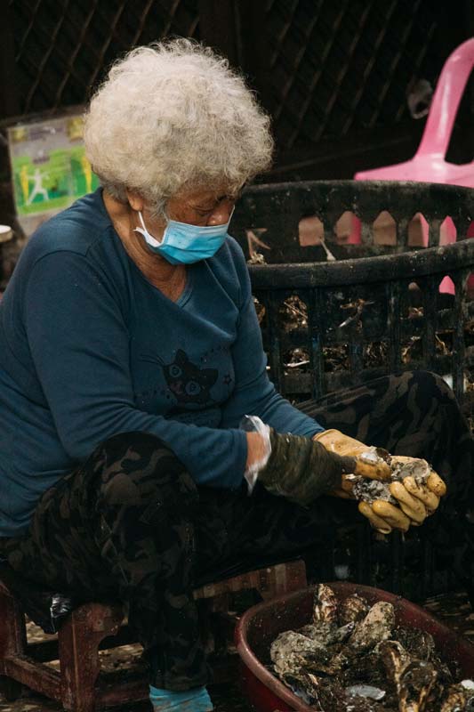 Arbeiterin-reinigt-Austern-auf-der-Anping-Old-Street