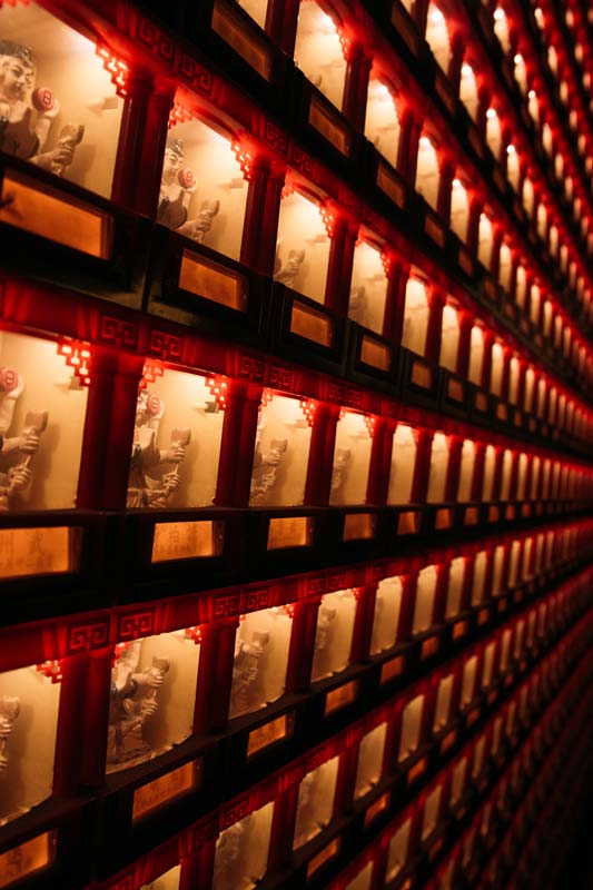 Kleine-Figuren-in-einem-Tempel-in-Tainan
